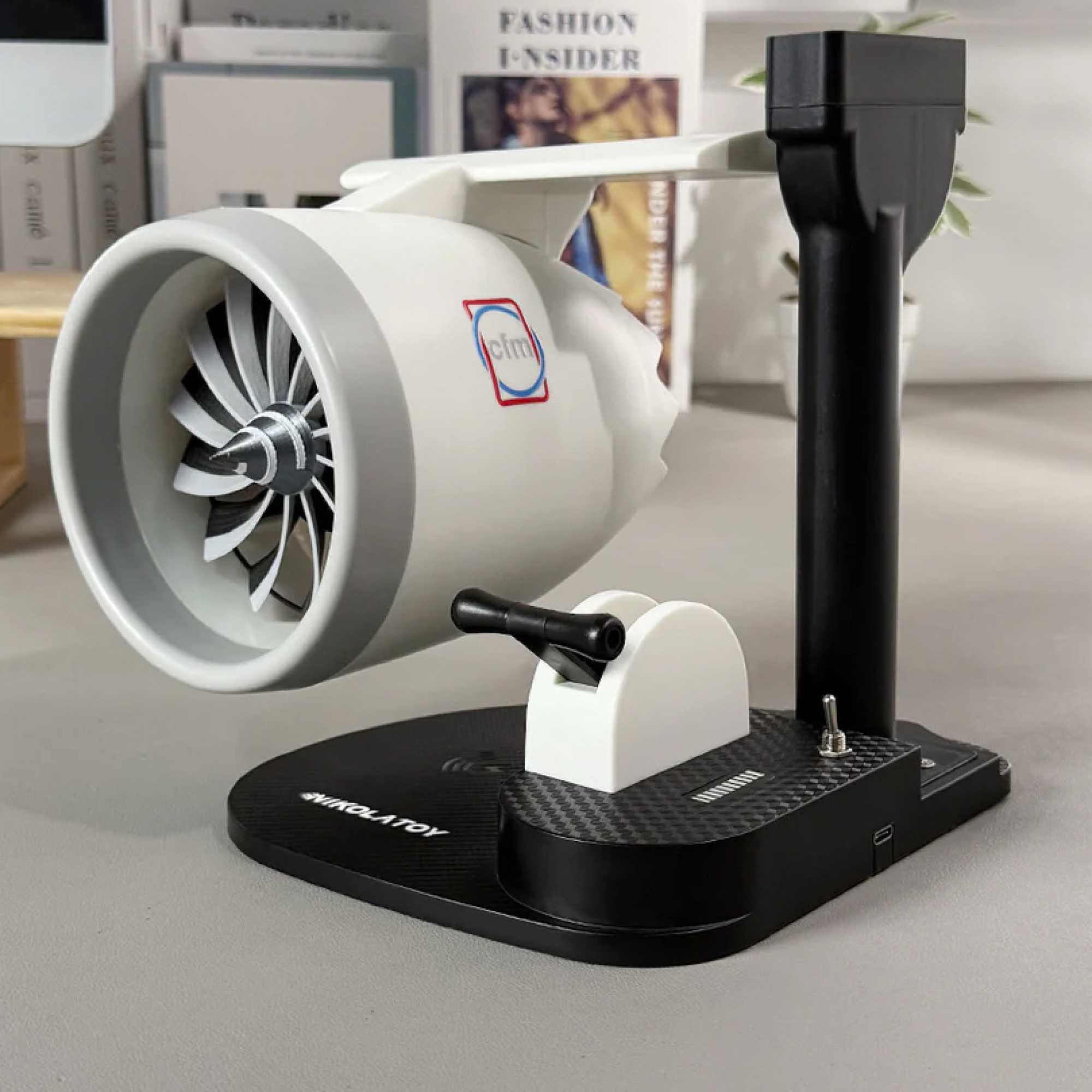 Desktop JetFan — настільний аксесуар 3-в-1 (вентилятор, бездротова зарядка та зволожувач)